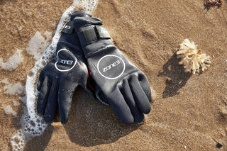 Zone3 Heat-Tech Swim Gloves - Black/Red